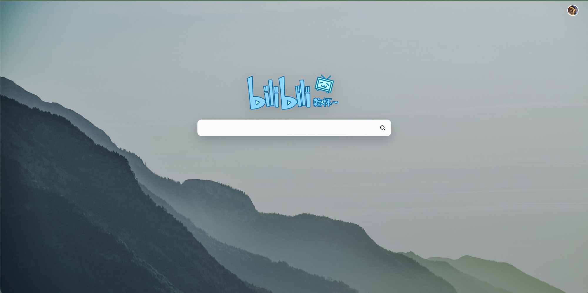 开启简哩后的 B 站首页：山景壁纸中央只有 bilibili 标志和一个搜索框，右上角保留头像